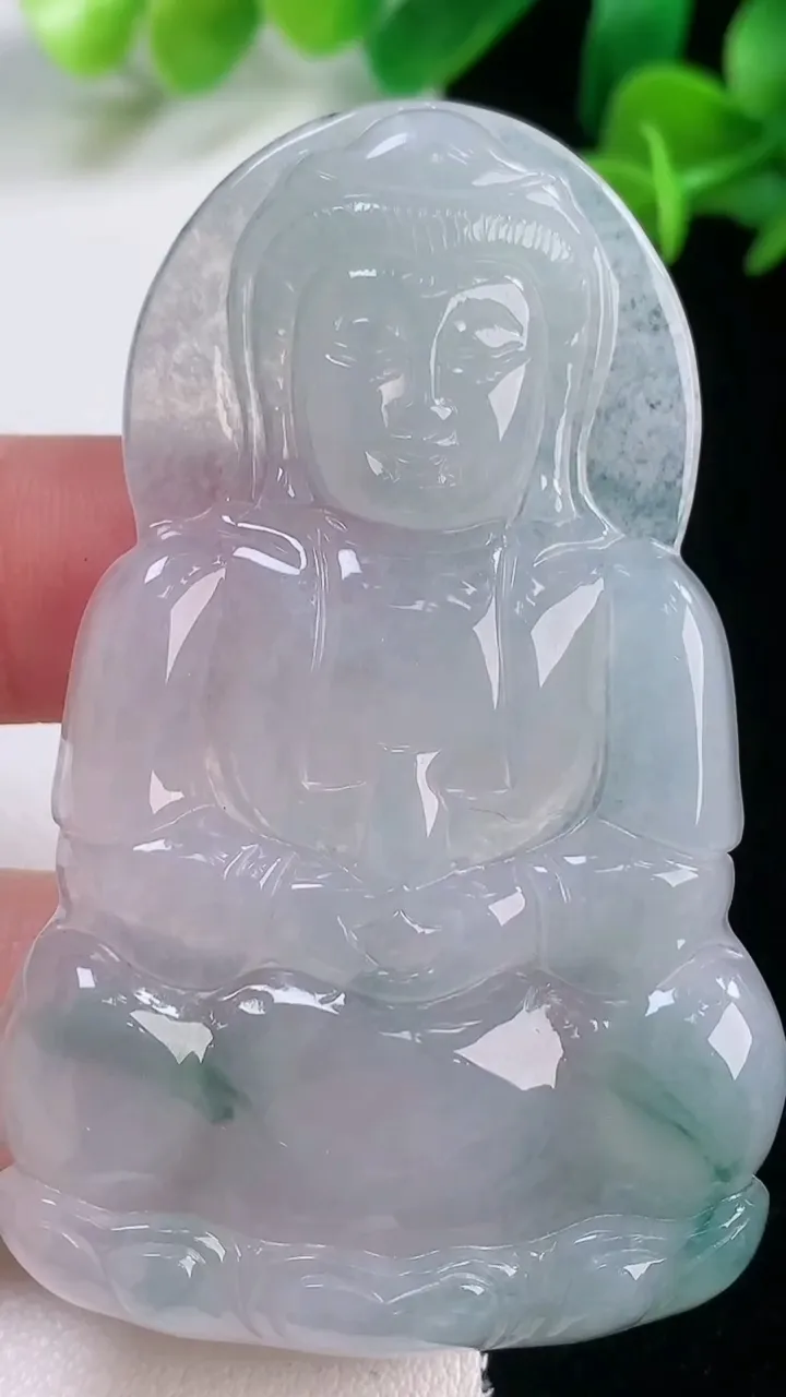 天然A货翡翠冰种飘花观音菩萨吊坠，尺寸63-38.7-5.2，重量:23.69g
11月28日