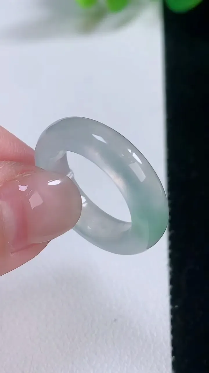 天然A货翡翠指环戒指，尺寸17-5.2-4，重量:4.64g2025年11月28日
工厂直销收藏佳品,种好水足，色泽均匀，有种有色，上手高大气！