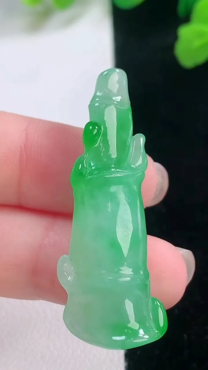 天然A货翡翠节节高升 竹节吊坠，尺寸42.7-14.4-9.7，重量:7.87g
11月28日