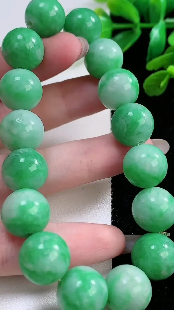 天然A货翡翠圆珠手串，尺寸 13.5-16 颗，重:67.47g11月28日
工厂直销收藏佳品,种好水足，色泽均匀，有种有色，上手高大气！