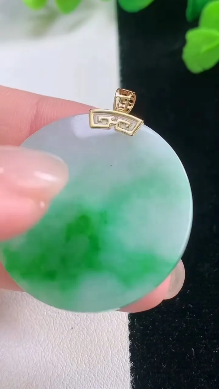 天然A货翡翠无事牌吊坠，尺寸32.6-3，重量:10.19g
11月28日