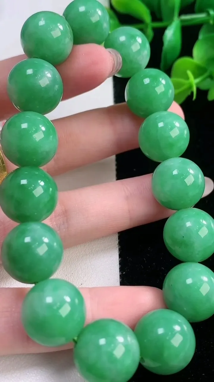天然A货翡翠圆珠手串，尺寸14-15颗，重量:74.95g11月28日
工厂直销收藏佳品,种好水足，色泽均匀，有种有色，上手高大气！