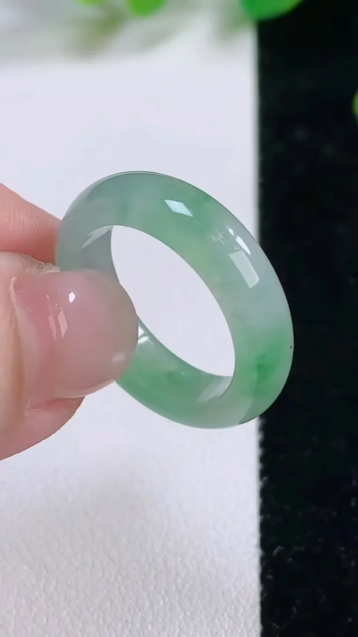 天然A货翡翠指环戒指，尺寸 17.6-6.1-3.8，重:3.78g2025年11月28日
工厂直销收藏佳品,种好水足，色泽均匀，有种有色，上手高大气！