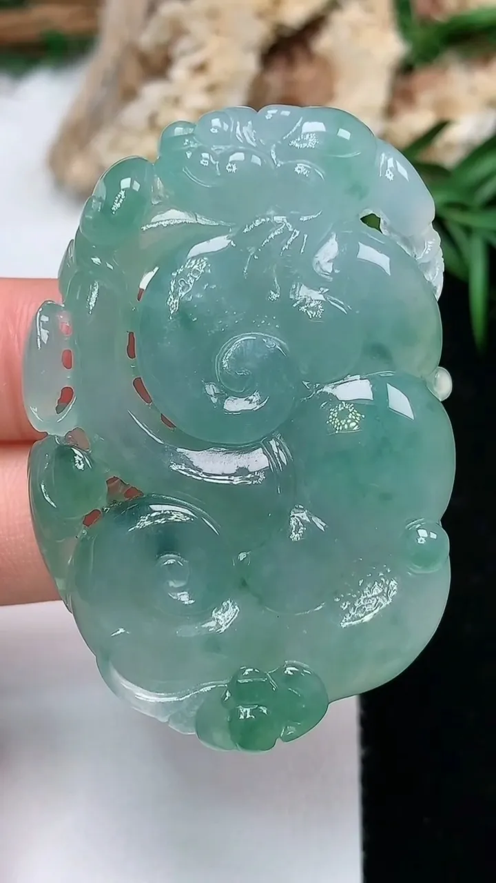 天然A货翡翠如意吊坠，尺寸48.7-32.9-9，重量:27.73g
11月28日