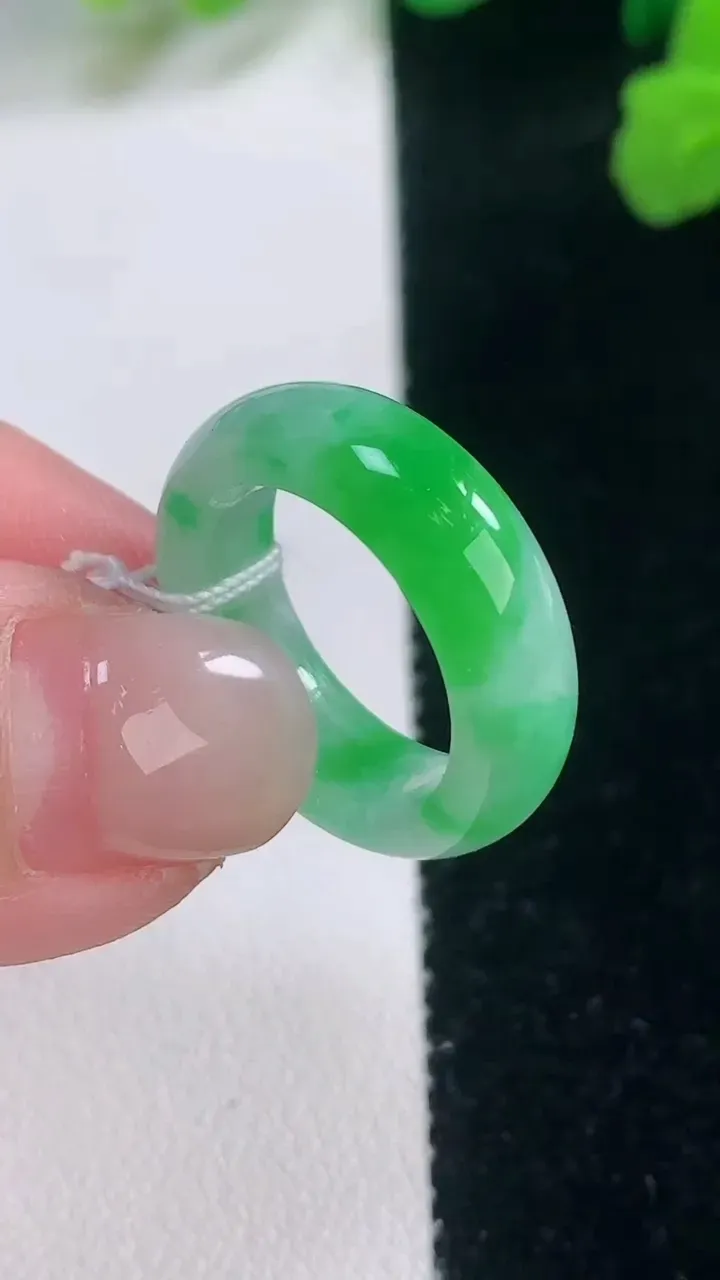 天然A货翡翠指环戒指，尺寸15.8-5.8-3，重量:3.80g2025年11月28日
工厂直销收藏