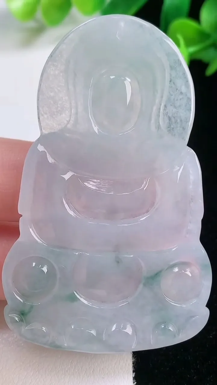 天然A货翡翠冰种飘花观音菩萨吊坠，尺寸63-38.7-5.2，重量:23.69g
11月28日