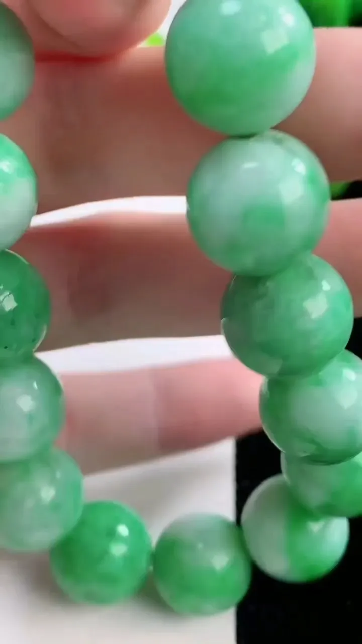 天然A货翡翠圆珠手串，尺寸 13.5-16 颗，重:67.47g11月28日
工厂直销收藏佳品,种好水足，色泽均匀，有种有色，上手高大气！