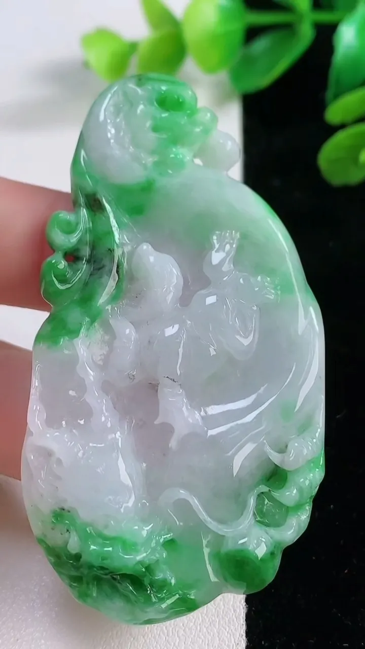 天然A货翡翠龙牌吊坠，尺寸 66-35-5.5，重:21.95g
11月28日