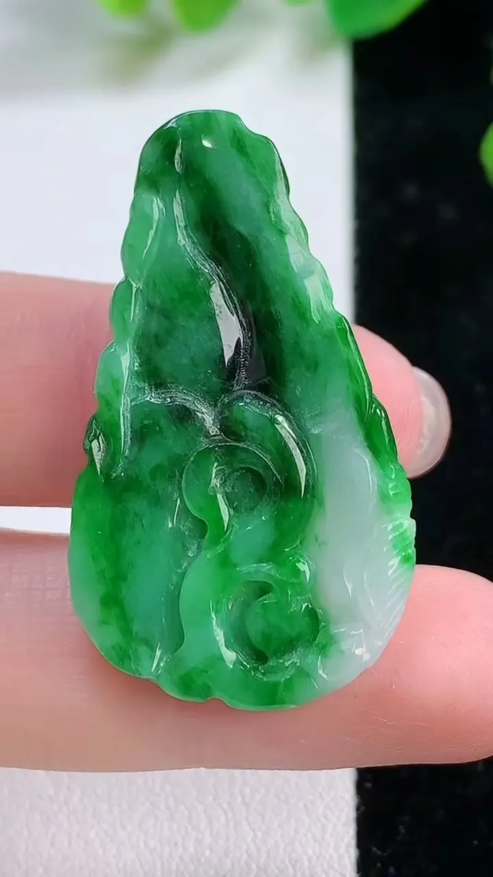 天然A货翡翠年年有余吊坠，尺寸 38-22-4.4，重:6.72g
11月28日
