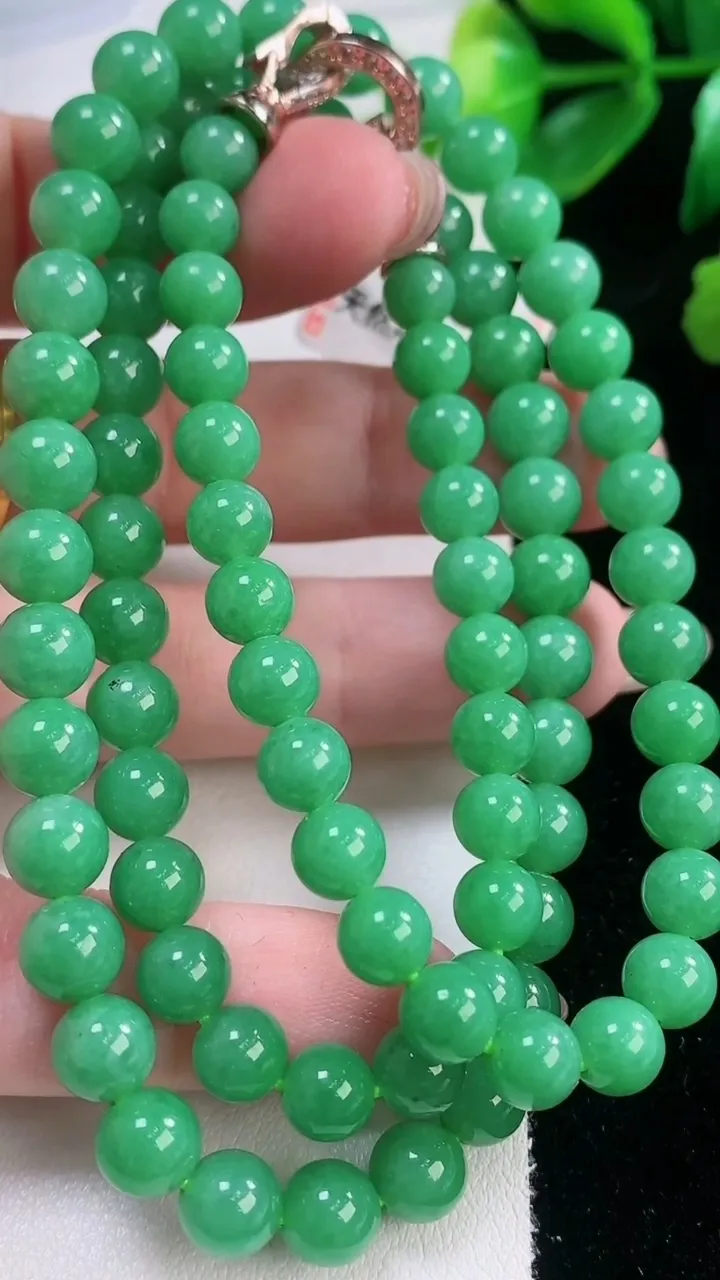 天然A货翡翠圆珠项链，尺寸6.7-86颗，重量:43.85g11月28日
工厂直销收藏佳品,种好水足，色泽均匀，有种有色，上手高大气！