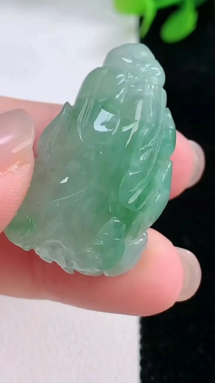 天然A货翡翠白菜吊坠，尺寸33.2-21.2-12，重量:13.94g
11月28日