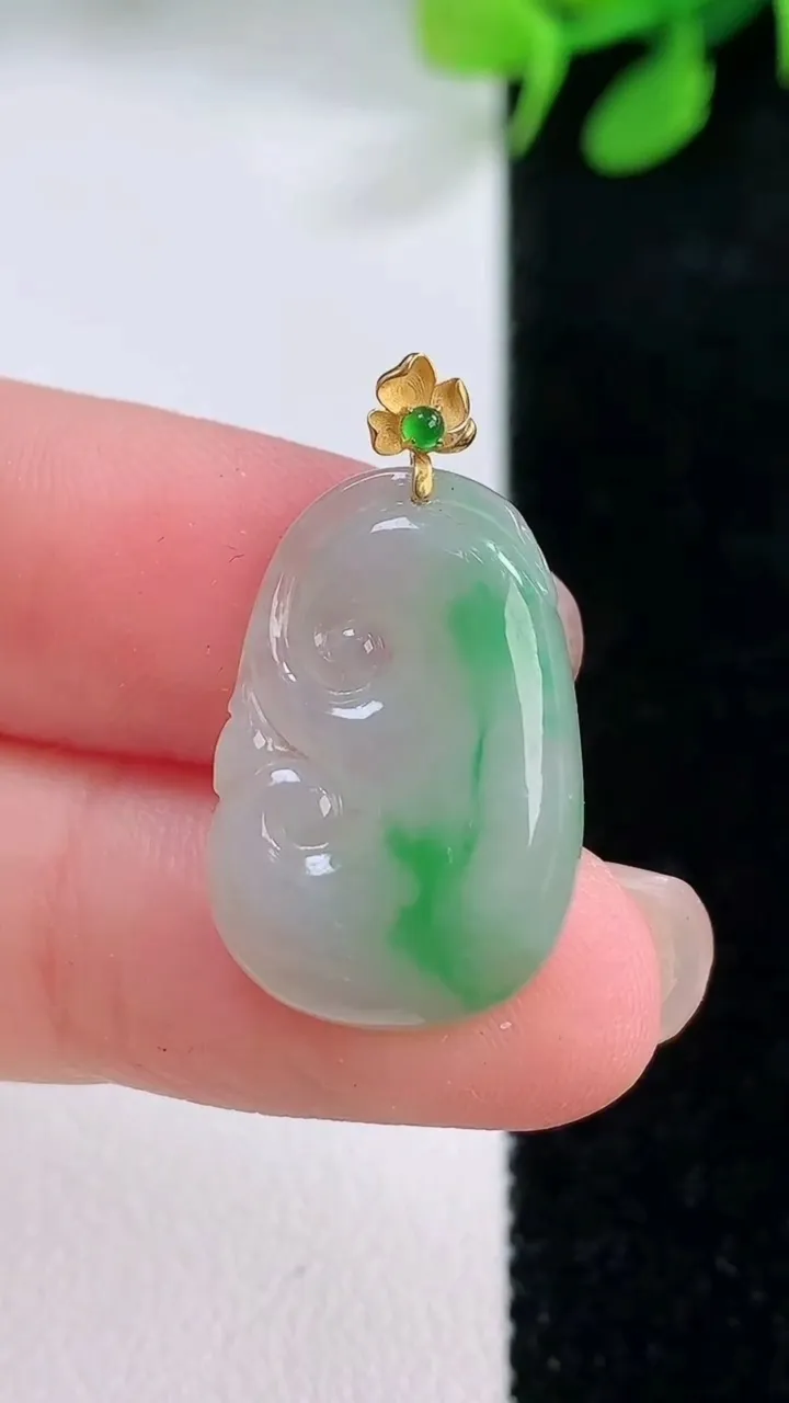 天然A货翡翠如意吊坠，尺寸21.8-14.4-3，重量:2.04g
11月28日