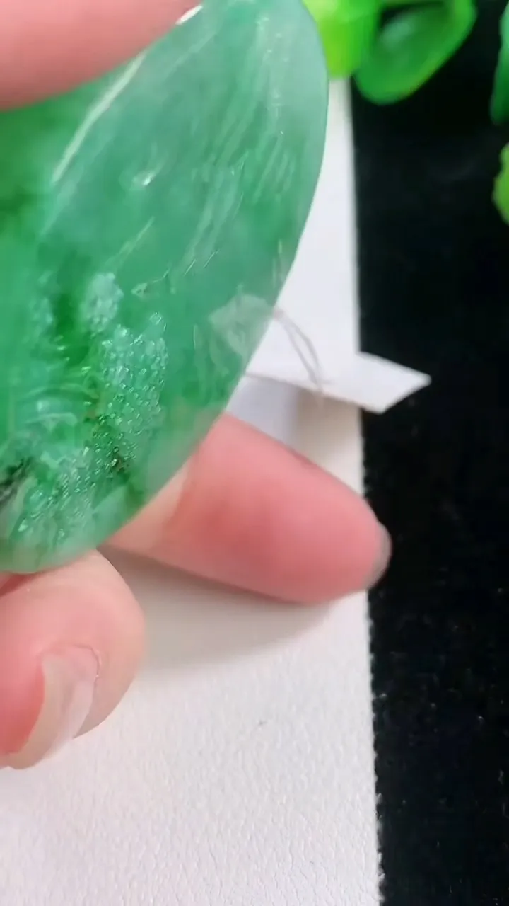 天然A货翡翠山水牌吊坠，尺寸45.8-11.6，重量:54.84g
11月28日