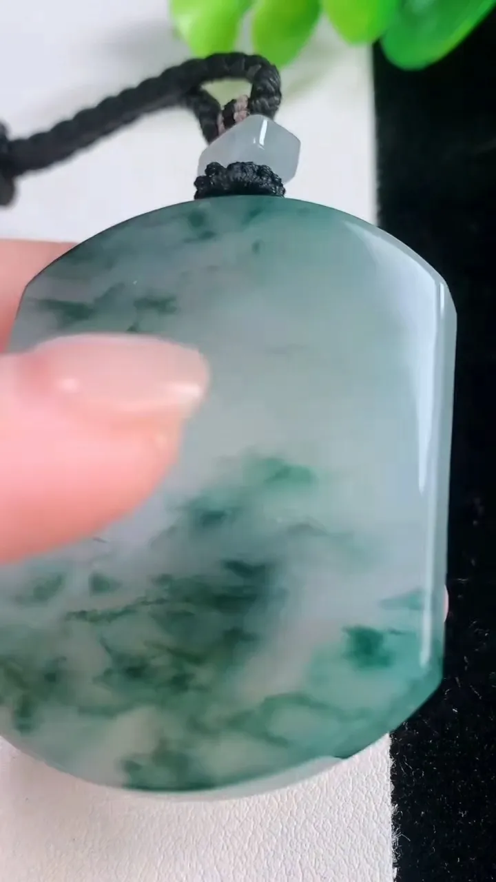 天然A货翡翠种飘花无事牌吊坠，尺寸50-40.7-6，重量:39.33g
11月28日