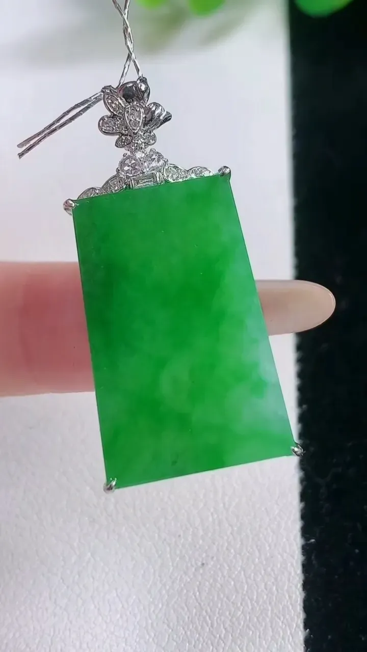 天然A货翡翠无事牌吊坠，尺寸36-27-15.3-6.8，重量:5.65g
11月28日