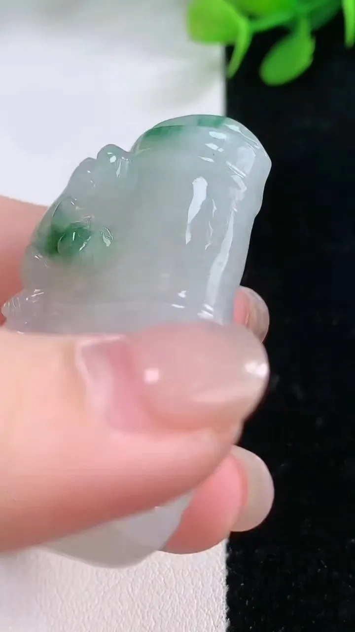 天然A货翡翠节节高升 竹节吊坠，尺寸47.5-30.4-9，重量:25.03g
11月28日