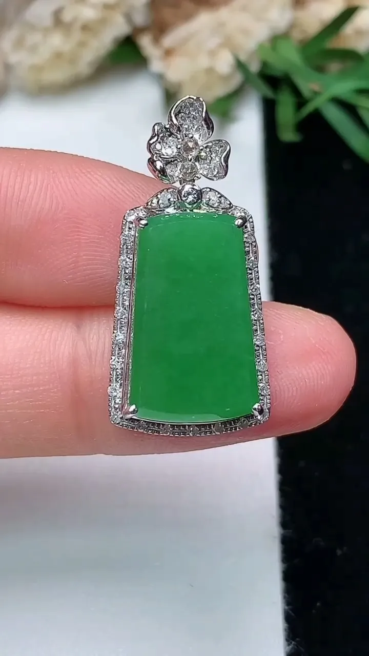 天然A货翡翠无事牌吊坠，尺寸27.8-13.4-7.7裸石16.9-10，重量:3.19g
11月2