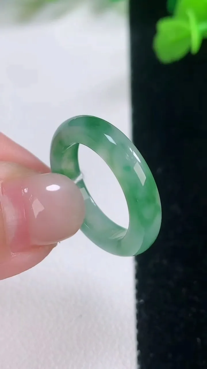 天然A货翡翠指环戒指，尺寸16.7-4-2.9，重量:2.99g2025年11月28日
工厂直销收藏