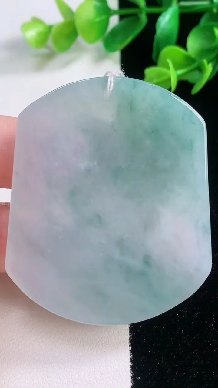 天然A货翡翠生肖马吊坠，尺寸54.4-44-5.3，重量:28.41g
11月28日