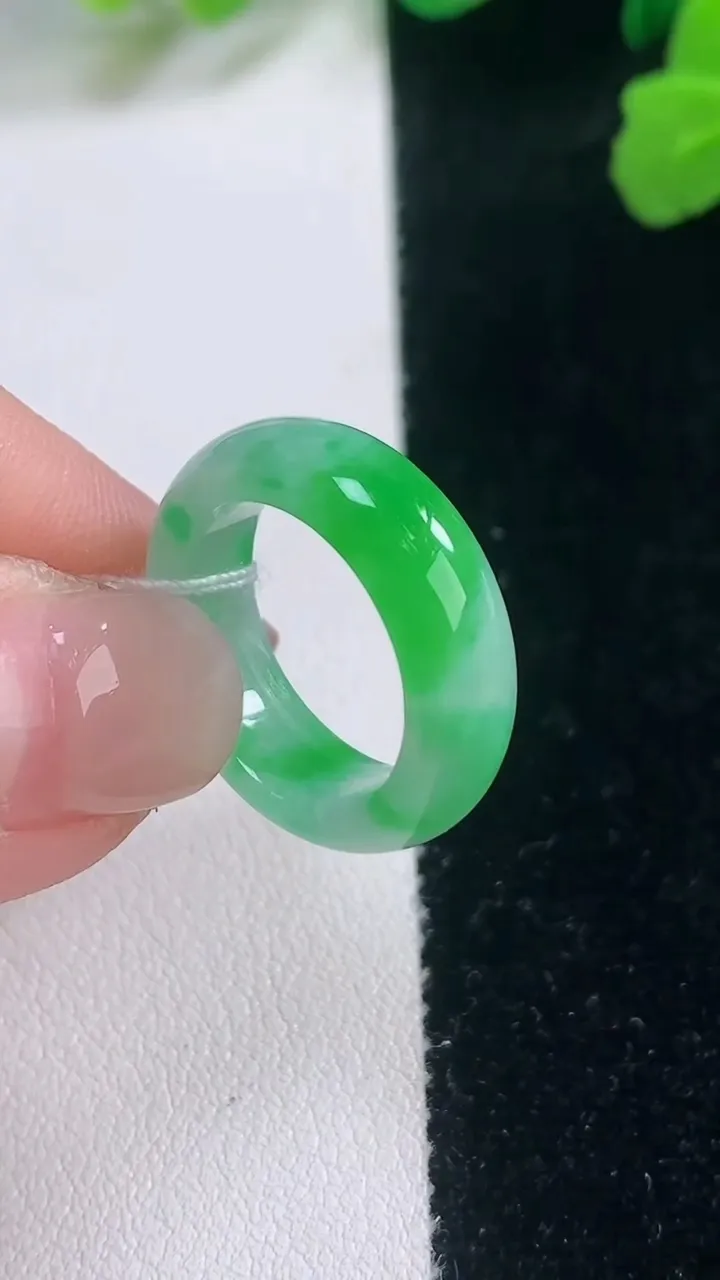 天然A货翡翠指环戒指，尺寸15.8-5.8-3，重量:3.80g2025年11月28日
工厂直销收藏佳品,种好水足，色泽均匀，有种有色，上手高大气！