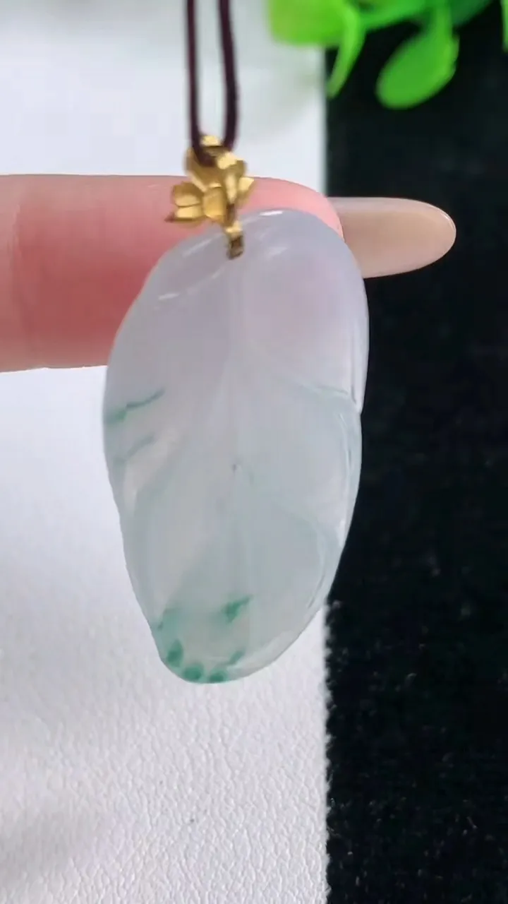 天然A货翡翠种飘花金枝玉叶 叶子吊坠，尺寸39.6-20.8-3.6，重量:5.84g
11月28日