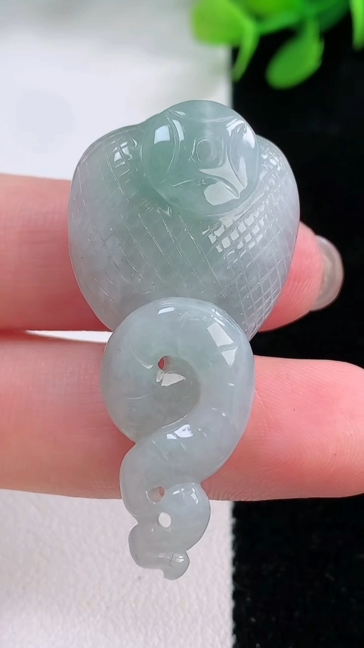 天然A货翡翠生肖蛇吊坠，尺寸43.6-21-11，重量:10.42g
11月28日