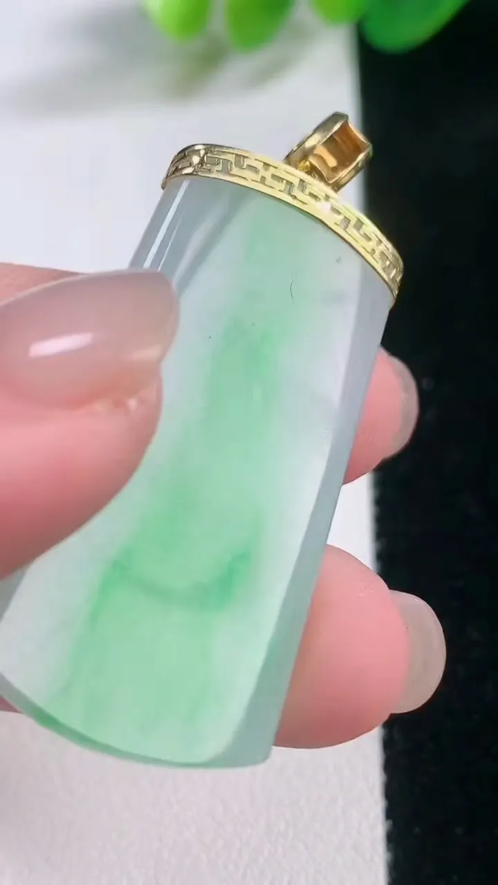 天然A货翡翠无事牌吊坠，尺寸40-25.7-3.8，重量:10.16g
11月28日