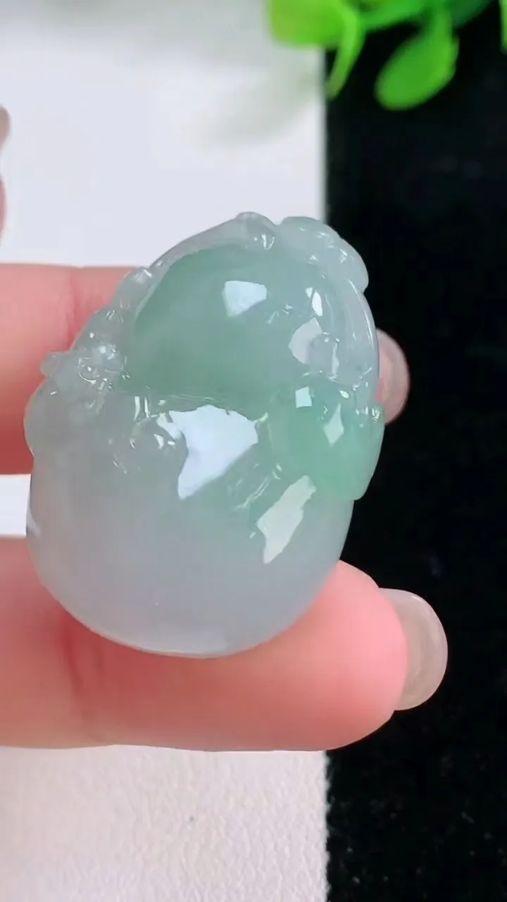 天然A货翡翠葫芦吊坠，尺寸31.8-21.8-12.3，重量:16.45g
11月28日