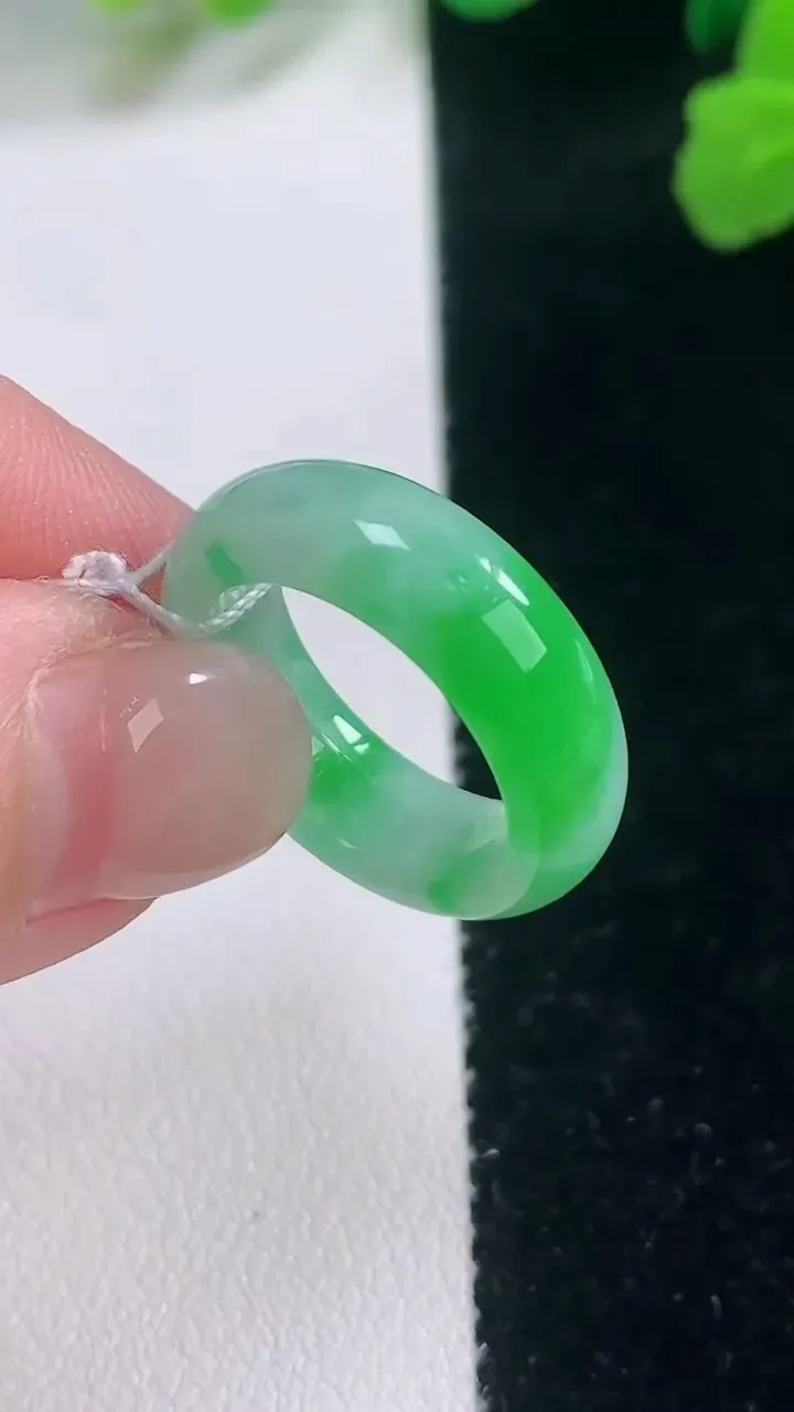 天然A货翡翠指环戒指，尺寸15.8-5.8-3，重量:3.80g2025年11月28日
工厂直销收藏佳品,种好水足，色泽均匀，有种有色，上手高大气！