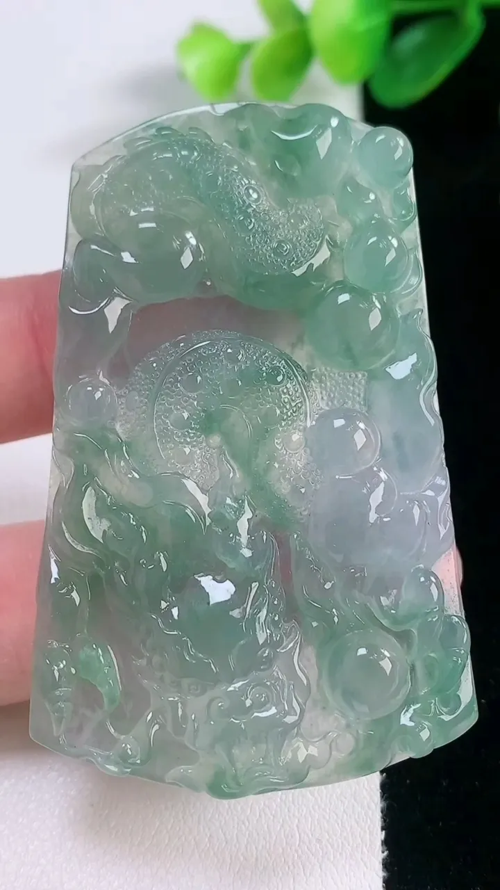 天然A货翡翠龙牌吊坠，尺寸61.6-38.3-5.3，重量:26.09g
11月28日