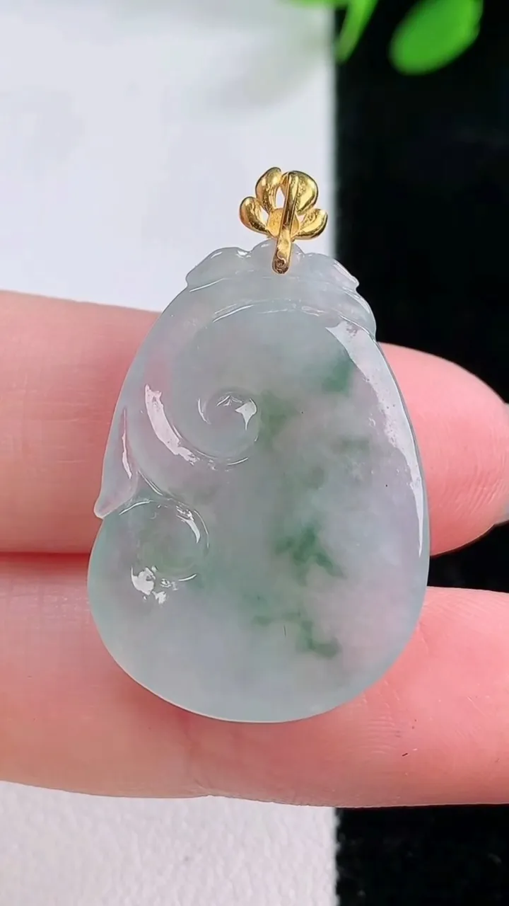 天然A货翡翠种飘花如意吊坠，尺寸27-19.4-3.9，重量:3.65g
11月28日