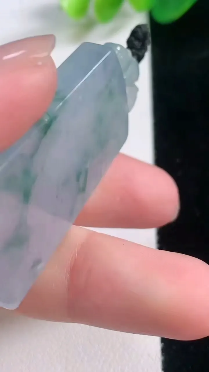 天然A货翡翠种飘花仿古无事牌吊坠，尺寸42.2-25-5.7，重量:20.13g
11月28日