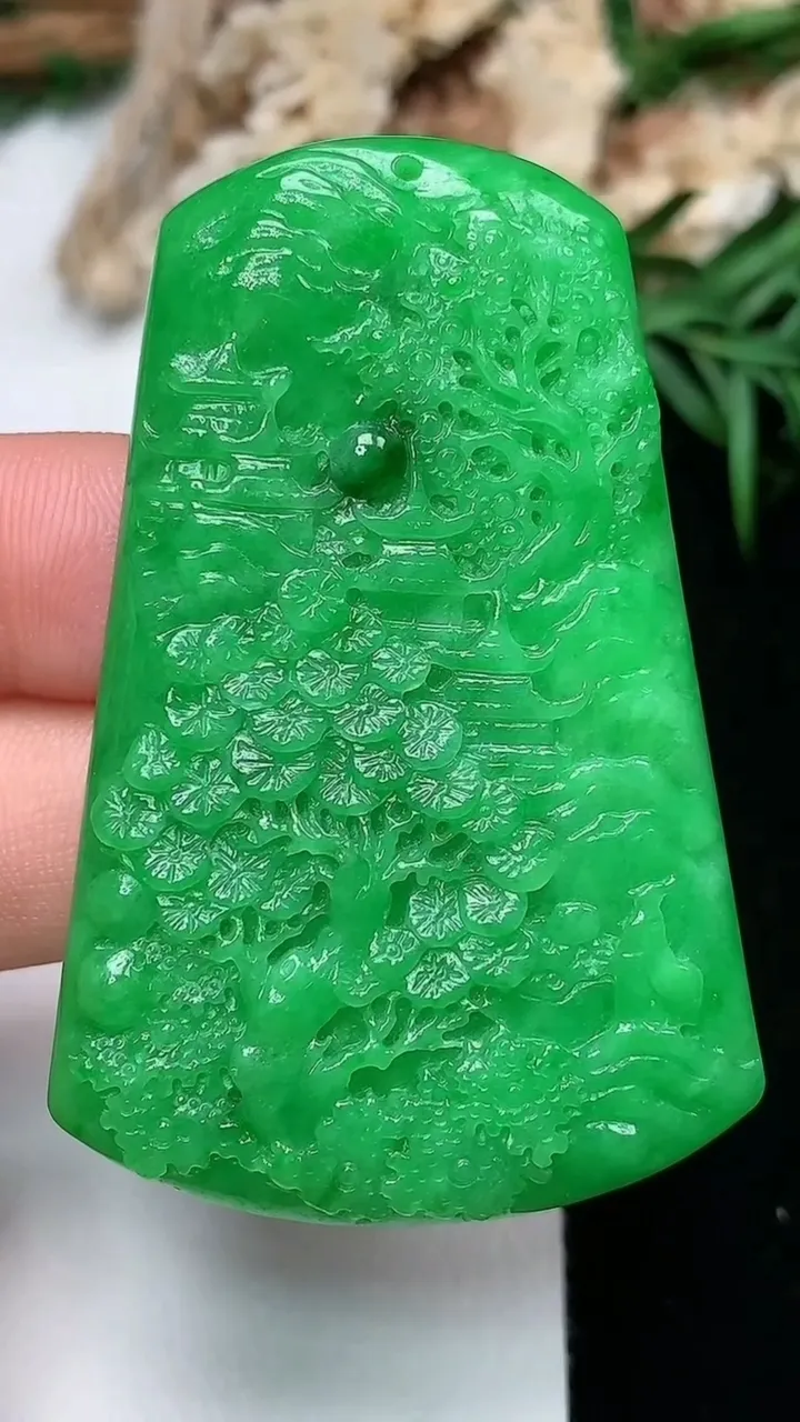 天然A货翡翠山水牌吊坠，尺寸53.6-35.4-5，重量:16.85g
11月28日