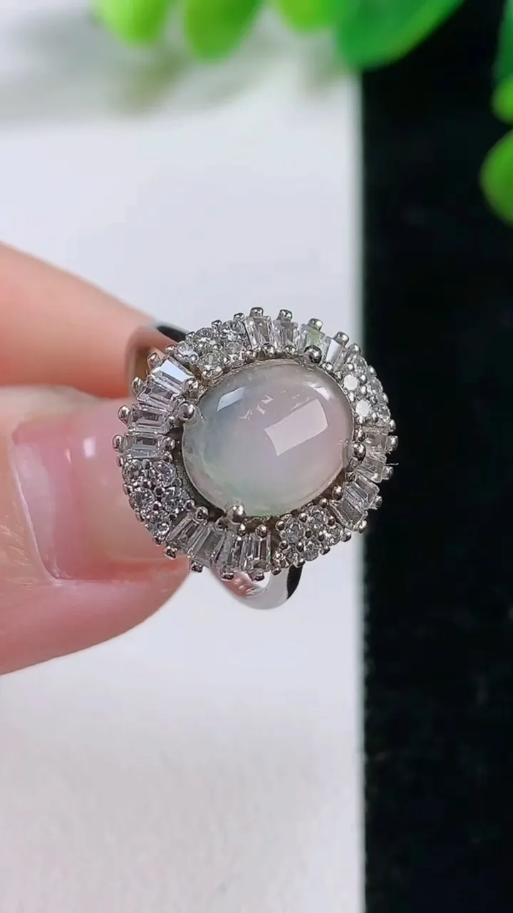 天然A货翡翠种白冰蛋面戒指，尺寸 16.2-14.3-6.8，重:3.30g2025年11月28日
