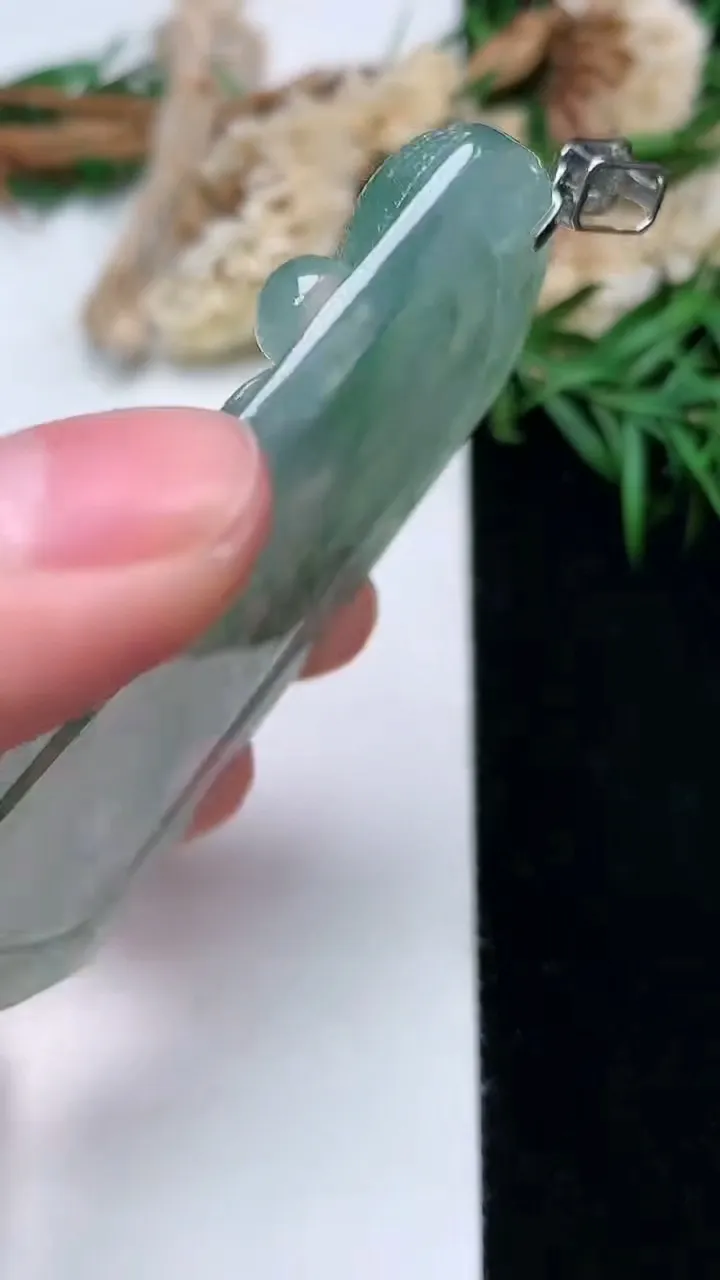 天然A货翡翠龙牌吊坠，尺寸62.5-40.6-6.5，重量:31.90g
11月28日