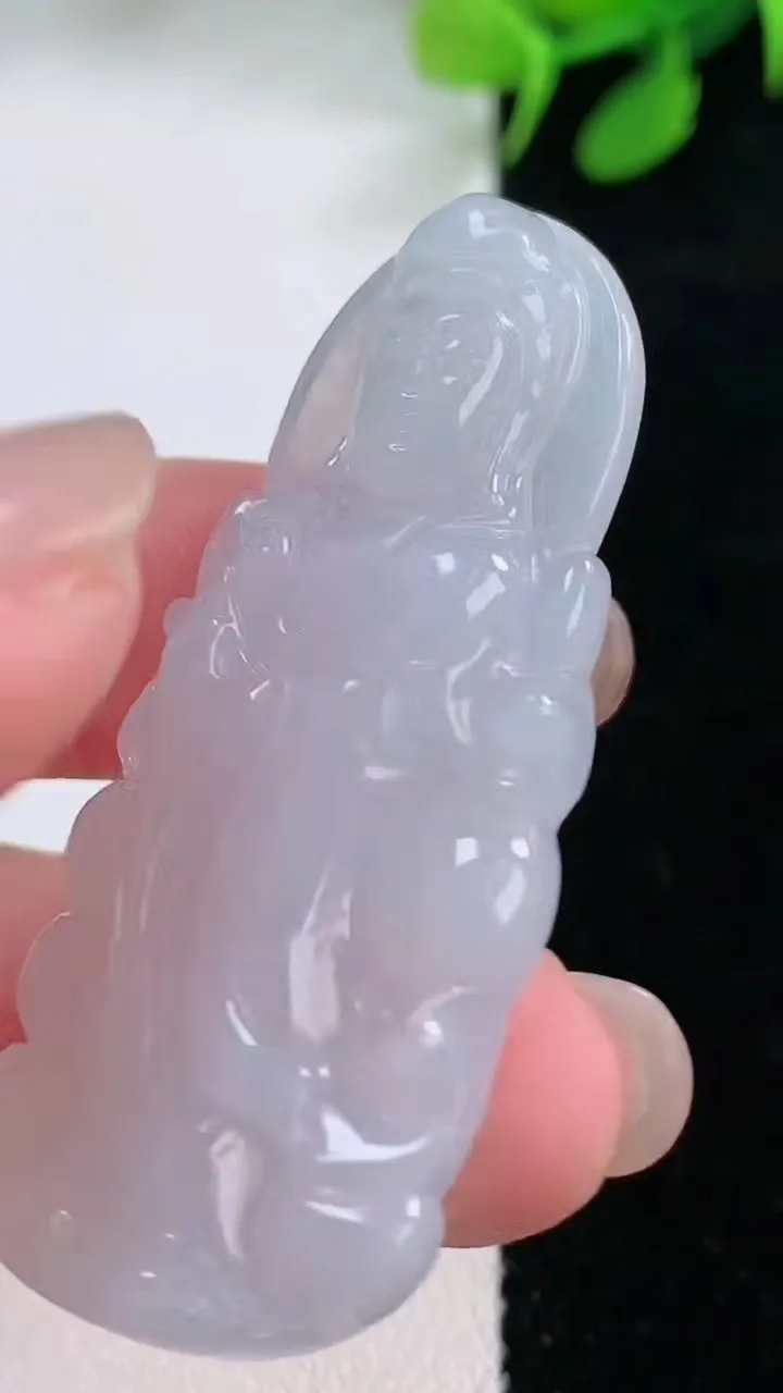 天然A货翡翠观音菩萨吊坠，尺寸49.6-22-5.9，重量:12.65g
11月28日