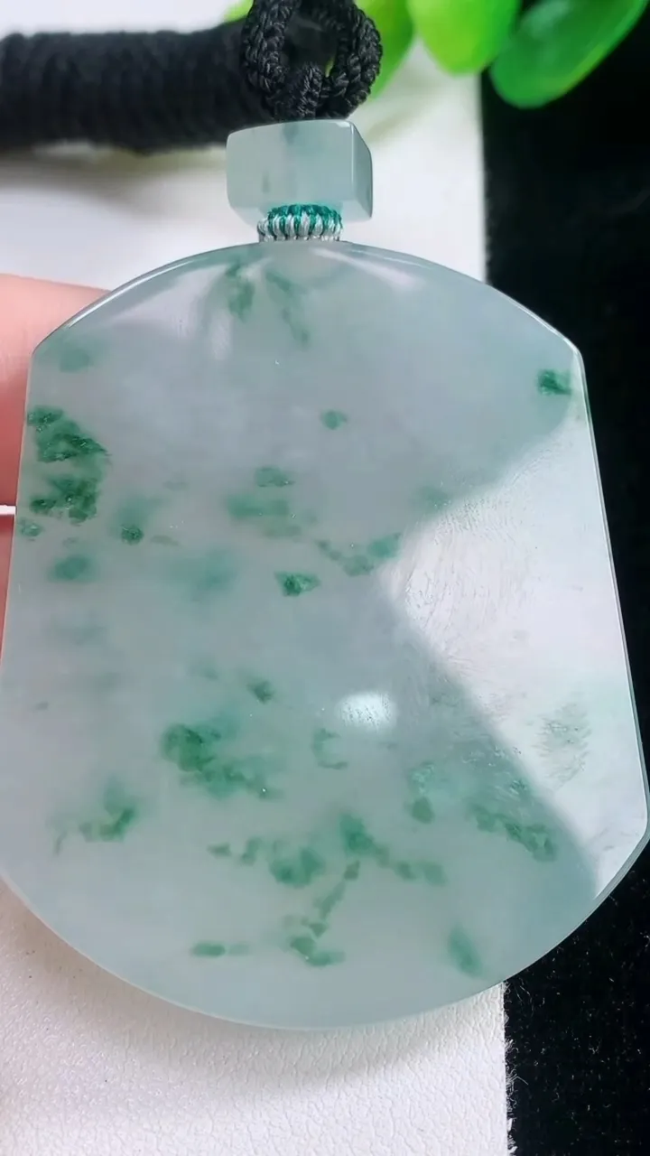 天然A货翡翠种飘花无事牌吊坠，尺寸55-45.3-6.8，重量:46.27g
11月28日