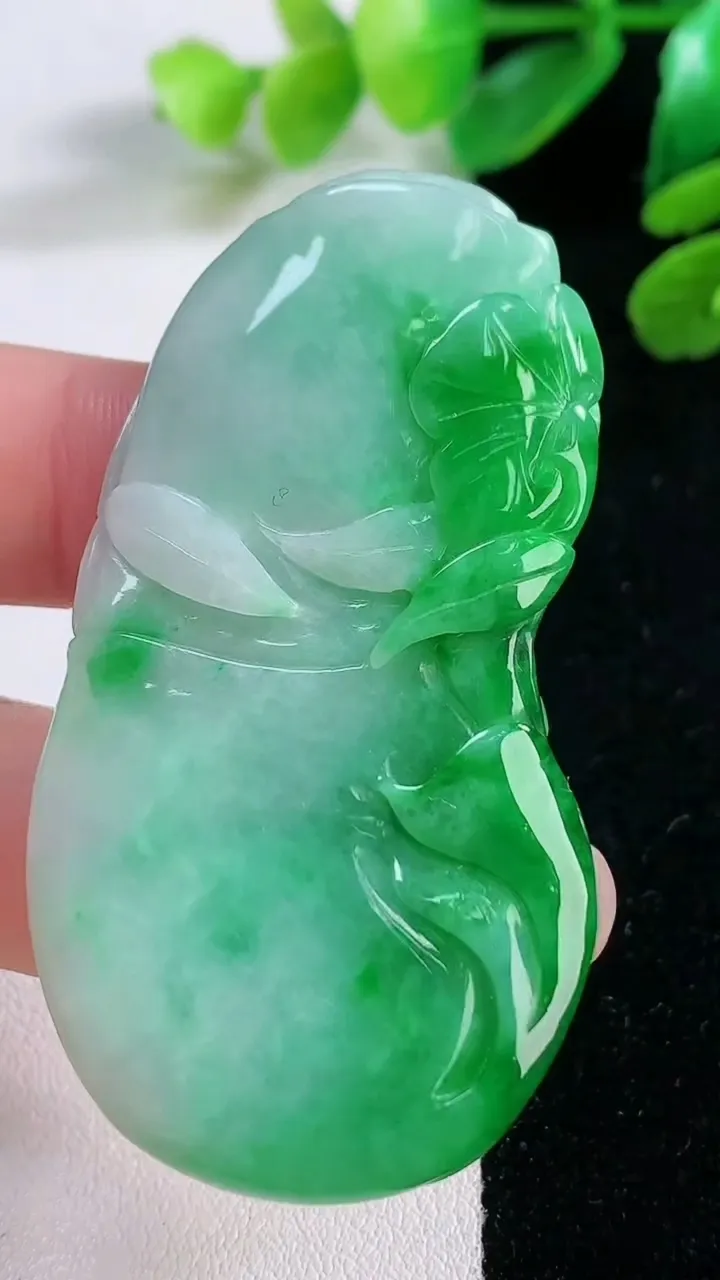 天然A货翡翠节节高升 竹节吊坠，尺寸 58-30-6.2，重:23.84g
11月28日