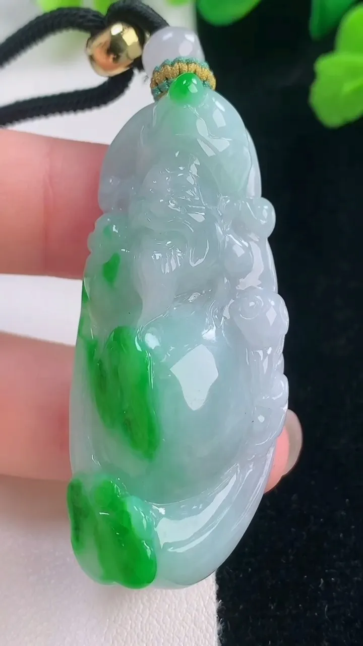 天然A货翡翠财神爷吊坠，尺寸51.5-22-12.4，重量:28.00g
11月28日