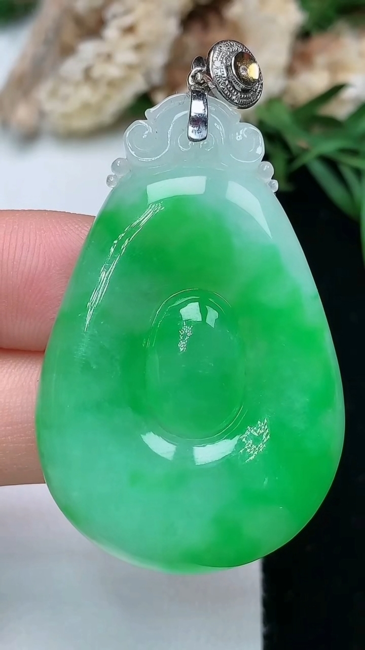 天然A货翡翠福贝吊坠，尺寸43.8-28.7-5.4，重量:12.13g
11月28日