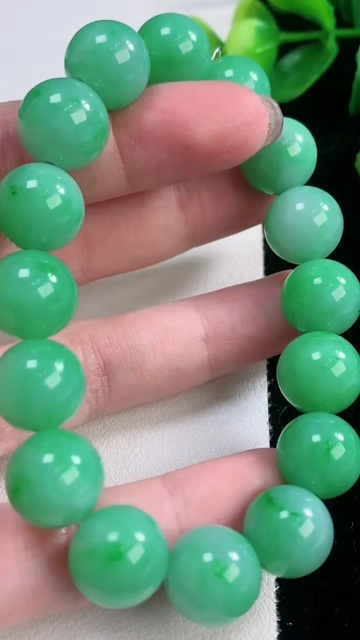天然A货翡翠圆珠手串，尺寸12.6-16颗，重量:52.82g11月28日
工厂直销收藏佳品,种好水足，色泽均匀，有种有色，上手高大气！