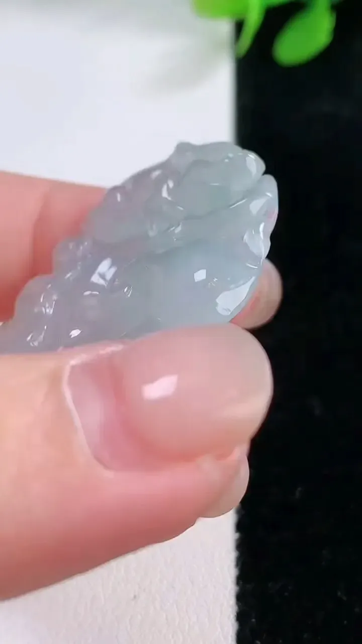 天然A货翡翠如意吊坠，尺寸40-28.8-5.8，重量:11.66g
11月28日