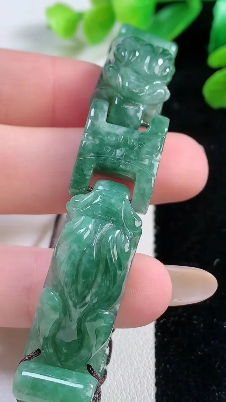 天然A货翡翠貔貅手绳，尺寸 32.7-13.6-14，重:37.77g
11月28日