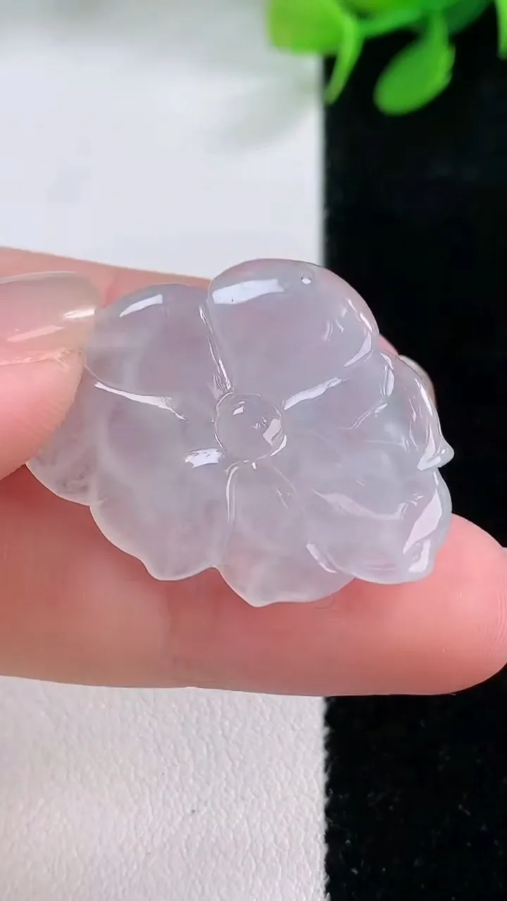 天然A货翡翠和和美美 荷花吊坠，尺寸24.7-29.8-4.9，重量:6.47g
11月28日