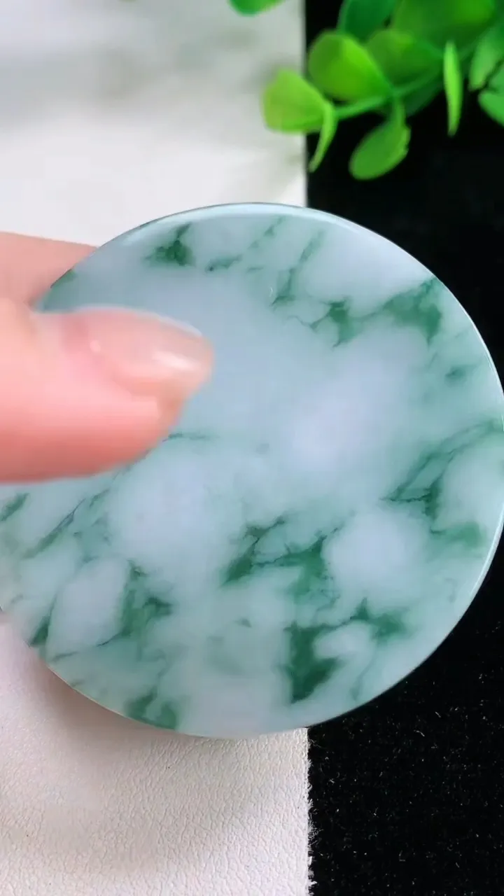 天然A货翡翠飘花无事牌镶嵌件，尺寸53.6-5.8，重量:45.36g
11月28日