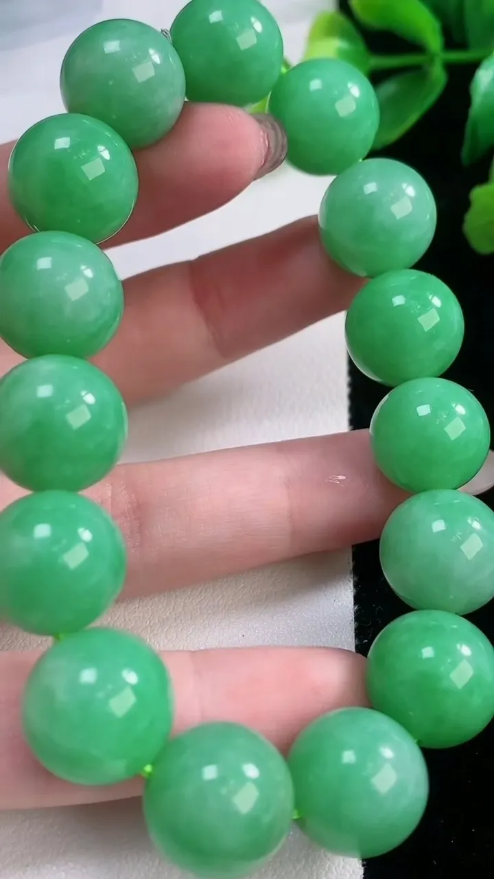 天然A货翡翠圆珠手串，尺寸14-15颗，重量:70.48g11月28日
工厂直销收藏佳品,种好水足，色泽均匀，有种有色，上手高大气！
