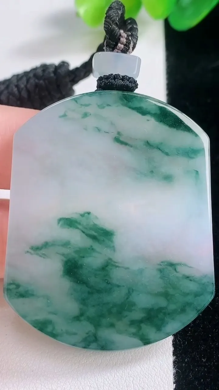 天然A货翡翠种飘花无事牌吊坠，尺寸50-40.7-6，重量:39.33g
11月28日