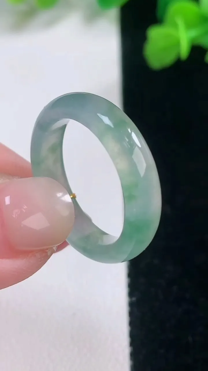 天然A货翡翠冰种飘花指环戒指，尺寸18.7-4.7-2.8，重量:6.61g2025年11月28日
工厂直销收藏佳品,种好水足，色泽均匀，有种有色，上手高大气！