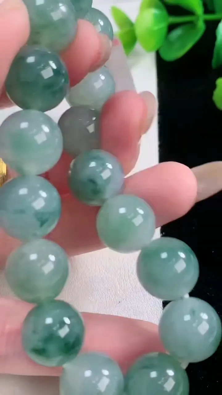 天然A货翡翠种飘花圆珠手串，尺寸12.6-16颗，重量:57.44g11月28日
工厂直销收藏佳品,种好水足，色泽均匀，有种有色，上手高大气！