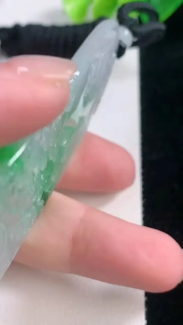 天然A货翡翠观音菩萨吊坠，尺寸70.5-34-6.8，重量:42.08g
11月28日